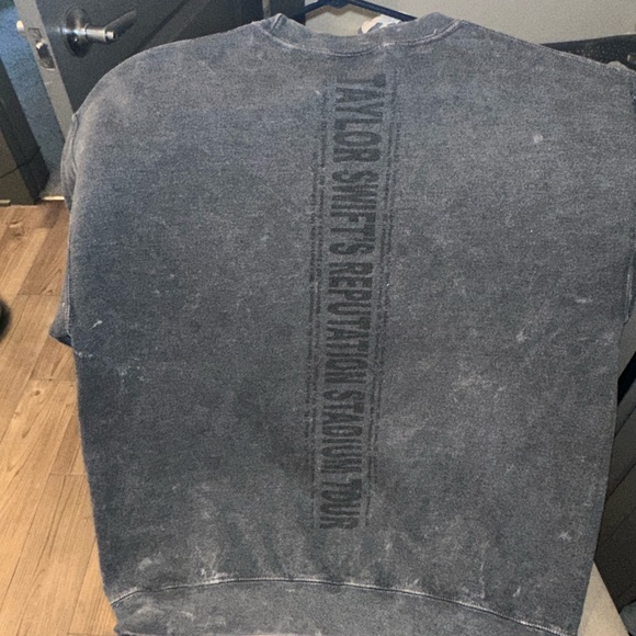 Taylor Swift Official  - Reputation stadium tour crew Stonewashed Tour pull over - Picture 8 of 9